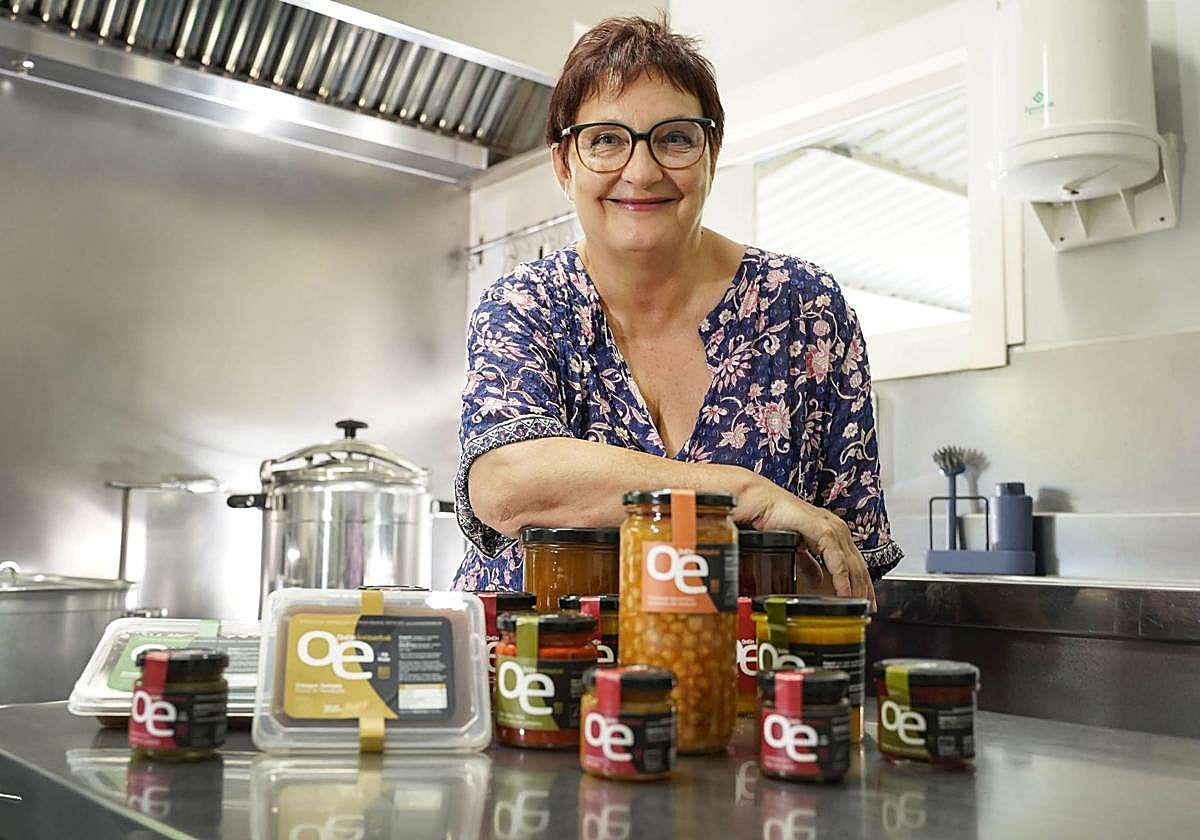 Begoña, en su conservera de Martindegi. Entre botes de mermeladas con flores, cremas de calabaza y garbanzos para un guiso de rabo.