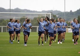 Las jugadoras de la Real corren por el césped durante la primera sesión de entrenamiento.