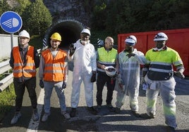 José Otavio Candido, Henrique Carvalho, Babacar Serigne, Zdravko Yordano, Ababacar Sedikh y Papa Mamadou, en una obra de una carretera de Gipuzkoa.