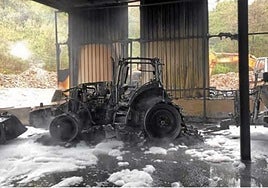 Una despedregadora calcinada en el incendio del 2 de marzo en Hernani.