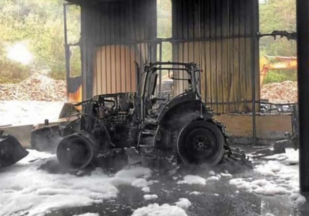 Una despedregadora calcinada en el incendio del 2 de marzo en Hernani.
