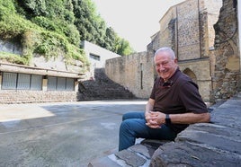Miguel Martín posa en la Plaza de la Trinidad, cuna y seña de identidad del Jazzaldia.