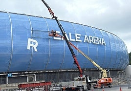Un momento del desmontado del letrero del Reale Arena, esta mañana en Anoeta.
