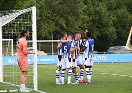 Becker, Karrikaburu y Zubeldia celebran con Pacheco el primer gol de la pretemporada.