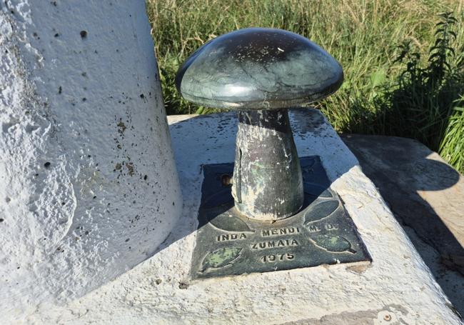 Buzón con forma de hongo de Indamendi Mendi Bazkuna, colocado según reza su placa hace 50 años.