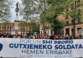 Imagen de una huelga conjunta entre LAB y ELA por un salario mínimo propio.