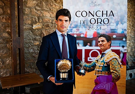 Pablo Aguado, este jueves con el Trofeo, en la Cofradía Vasca de Gastronomía.