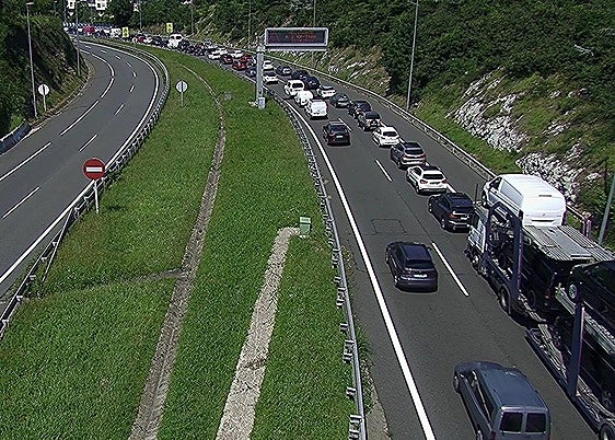 Tres accidentes dejan importantes retenciones en la variante de Donostia y la N-I