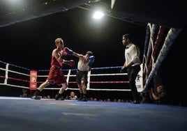 Grandes gimnasios enfrentados. Sobre la lona, los púgiles entrenados por Euskobox,Team Látigo, Punch Boxing, 09/200... En lafoto, un buen derechazo.