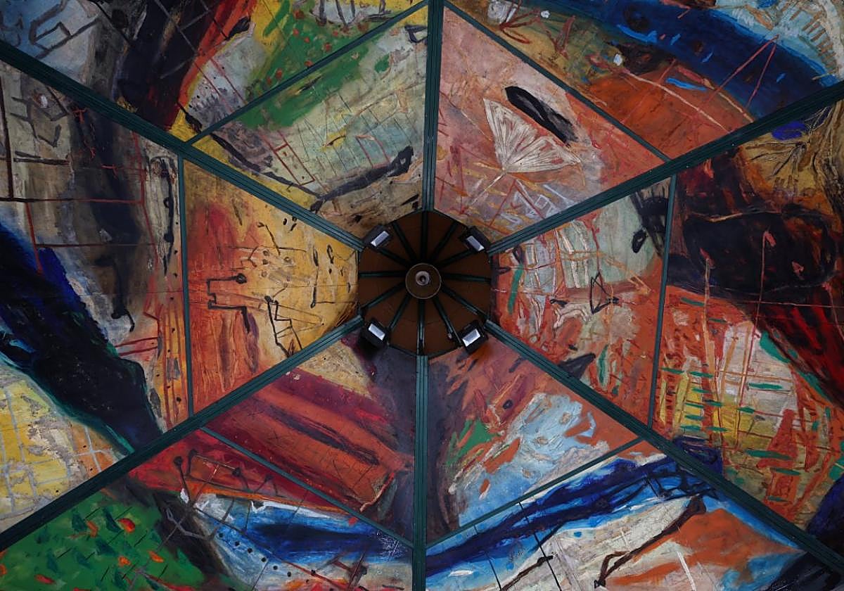 La obra pictórica de Epelde se expone al aire libre, un secreto por su localización en la bóveda del quiosco.