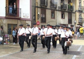 Los txistularis y tambores pondrán el fondo sonoro al desfile.