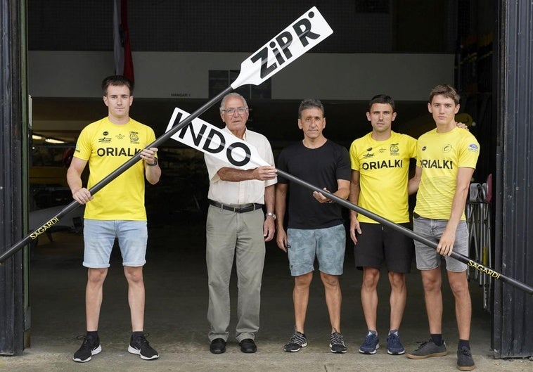 Jon, Jose Ramon, Miguel Angel, Aritz y Mikel Lizarralde posan frente al club de remo en Orio.
