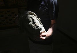 La cabeza del guerrero, rota tras el impacto del rayo.