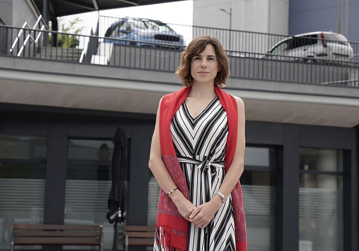 La experta en envejecimiento saludable y edadismo Vania de la Fuente-Núñez posa frente a las instalaciones de Matia, en Donostia.