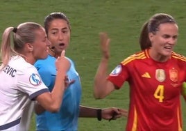 Crnogorcevic le recrimina una acción a Irene Paredes durante el Suiza-España de la Eurocopa.