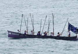 San Pedro, con los remos en alto, tras proclarmarse hoy campeón en Zarautz.
