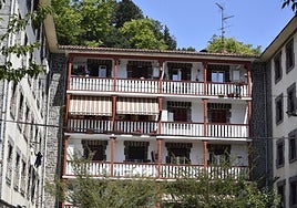 q Grupo Zuberoa. El bloque de edificios del barrio de San Esteban está entre los 41 aptos para su protección.