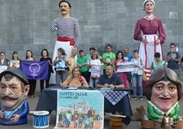 Comisión de Fiestas y miembros del Ayuntamiento en la presentación.