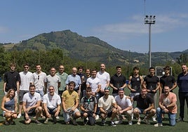 Todos los representantes de los grupos deportivos posaron juntos en la entrega de los premio al deporte eibarrés.