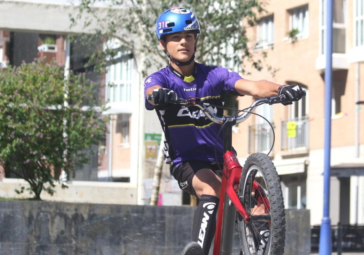 El mendaroarra Álvaro Giménez hace un caballito con su bicicleta en la principal plaza de su localidad.