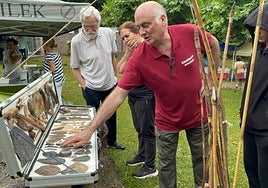 Iñaki Líbano con la maleta «del millón de años» de Historia».