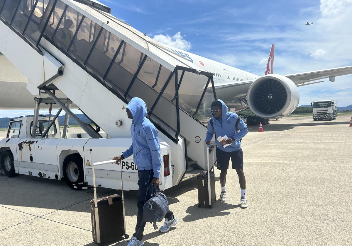 Los jugadores, a su llegada a Japón.
