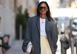 El amarillo mantequilla combina con grises y blancos.