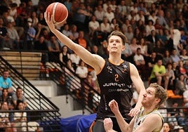 Ondrej Hanzlik penetra a canasta por encima de Ben Simons en un partido con el Iraurgi frente al GBC.