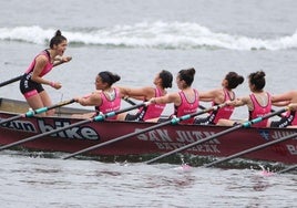 Imagen de archivo de la trainera de San Juan durante una regata de esta temporada.