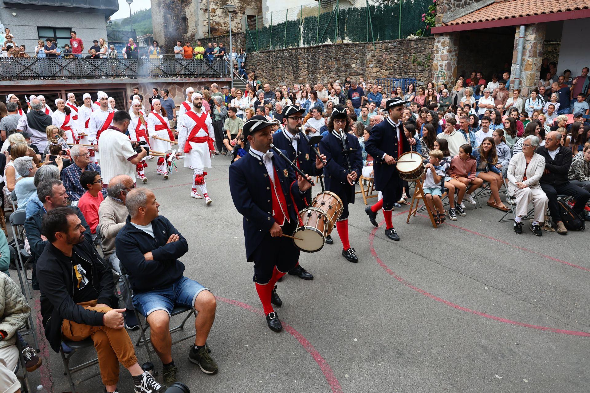 Cantos y danzas bajo un cielo gris evocan el &#039;milenio&#039; de Gipuzkoa