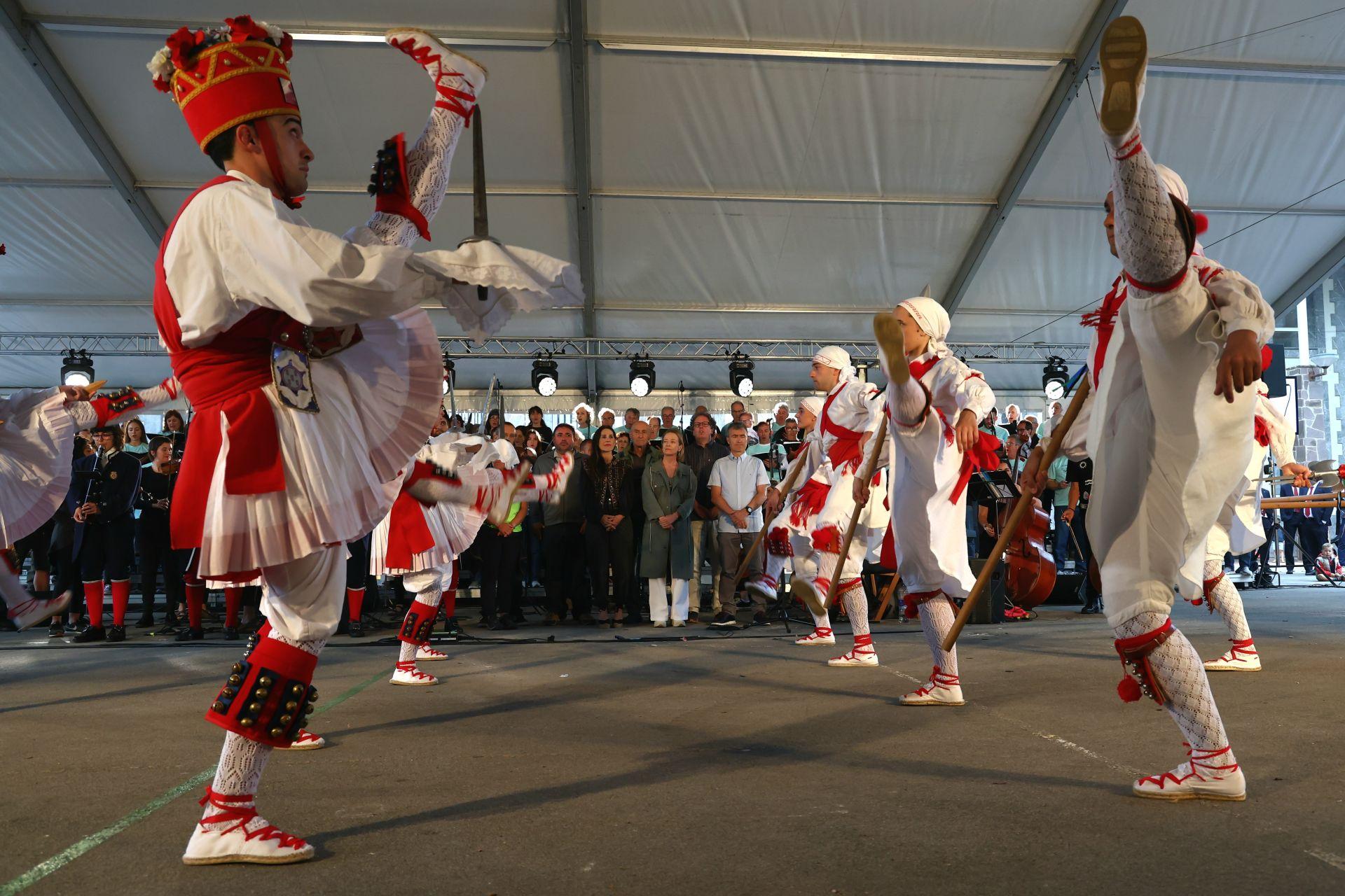 Cantos y danzas bajo un cielo gris evocan el &#039;milenio&#039; de Gipuzkoa