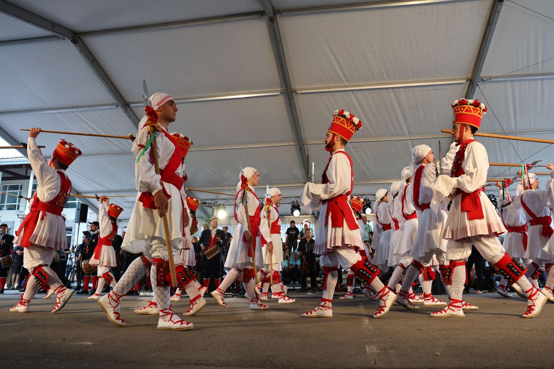 Cantos y danzas bajo un cielo gris evocan el &#039;milenio&#039; de Gipuzkoa