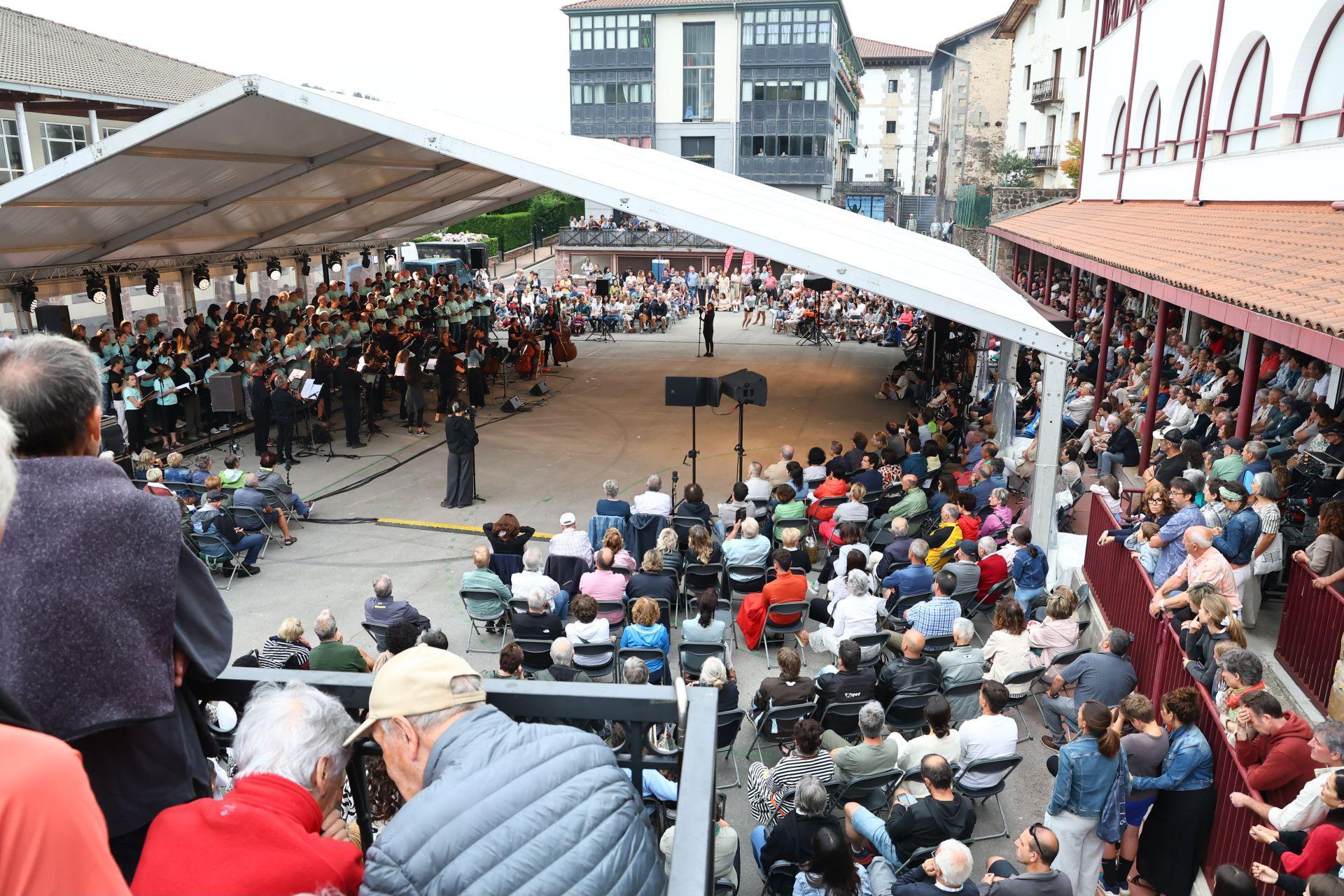 Cantos y danzas bajo un cielo gris evocan el &#039;milenio&#039; de Gipuzkoa