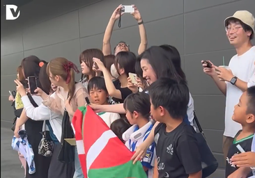 Vídeo | Japón recibe al equipo al ritmo de «bat, bi, hiru, lau, bost, sei, zazpi… Real!»