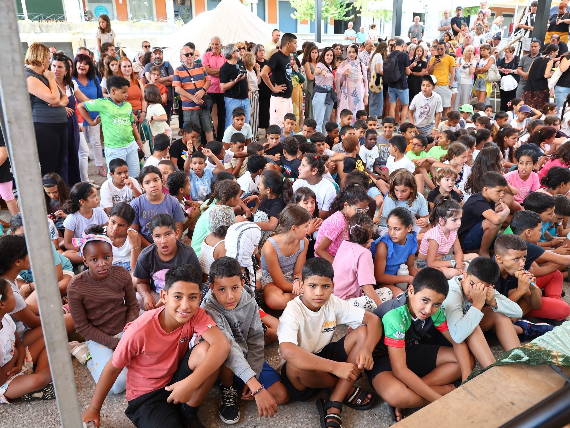 Diferentes familias de acogida celebran ayer la jornada de recibimiento a los jóvenes saharauis en la plaza de Anoeta.