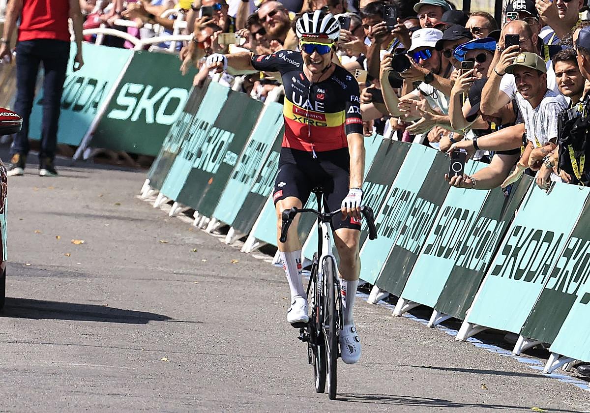 Wellens llega primero a meta tras una cabalgada en solitario.