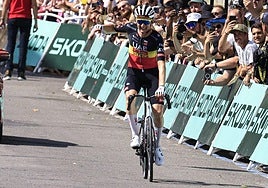 Wellens llega primero a meta tras una cabalgada en solitario.