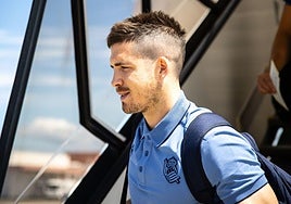 Igor Zubeldia, en la llegada de la expedición de la Real Sociedad a Japón.