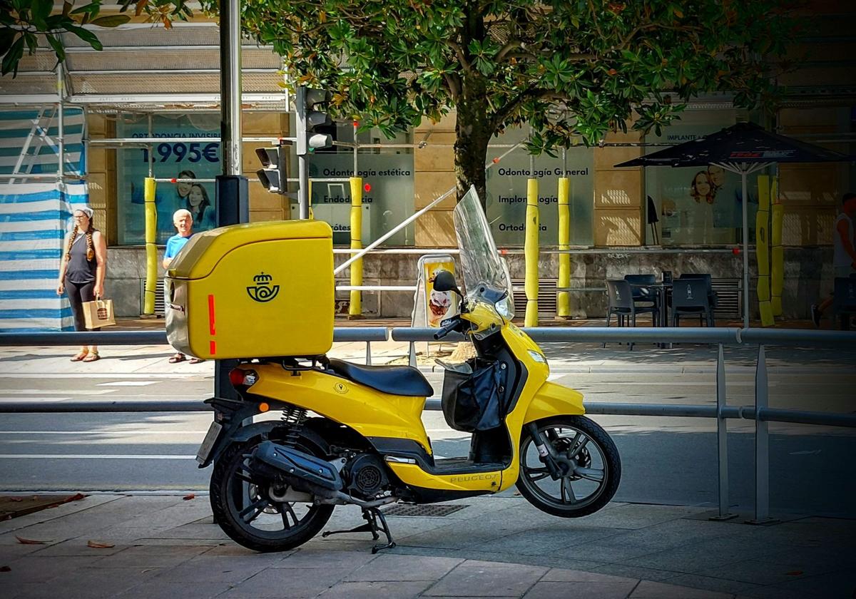 Trabajadores de correos y representantes sindicales alertan de que hay muchas plazas de reparto sin cubrir, por lo que falta personal para garantizar la entrega diaria en todos los puntos de la ciudad.