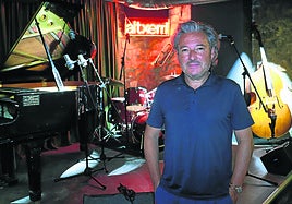 Luis Cortés, nuevo responsable del Altxerri, posa ante el escenario y el característico luminoso.