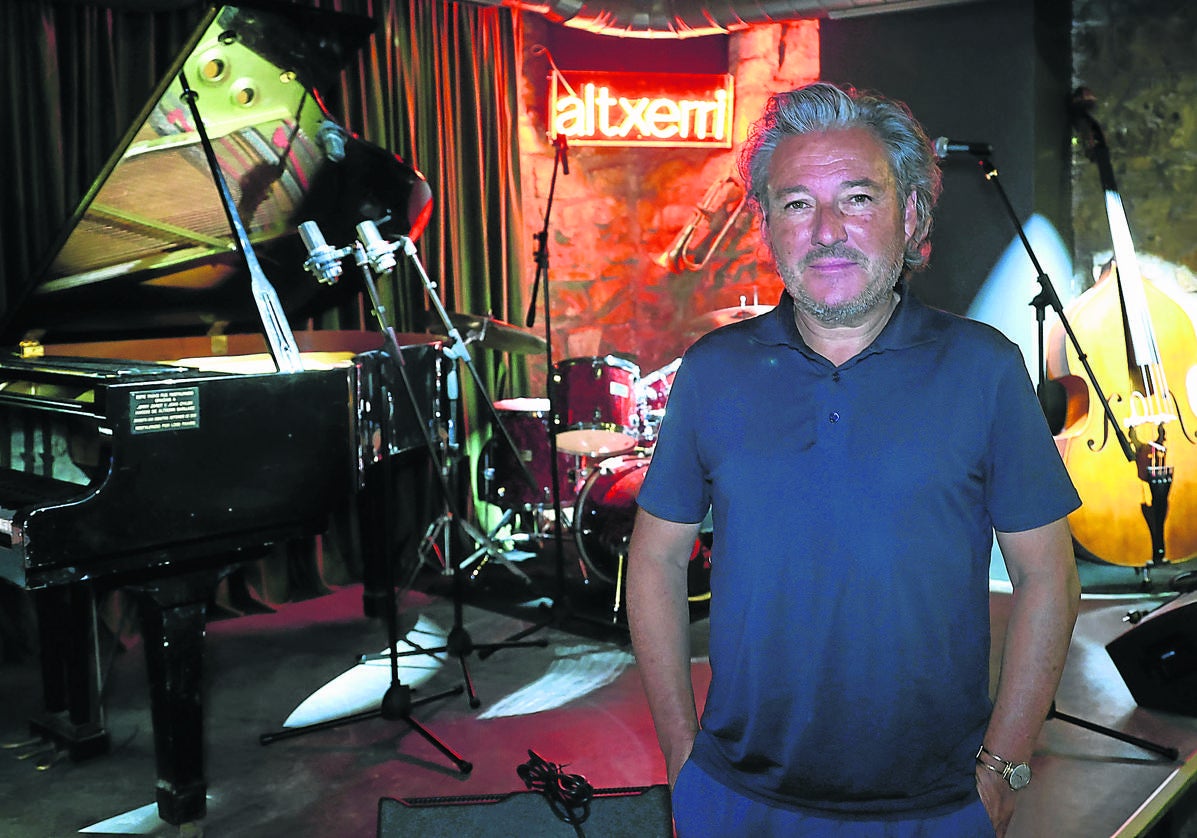 Luis Cortés, nuevo responsable del Altxerri, posa ante el escenario y el característico luminoso.