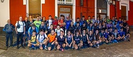 Cerca de sesenta montañeros locales disfrutaron de la travesía nocturna entre Beasain y Orio durante el viernes por la noche y la madrugada del sábado.