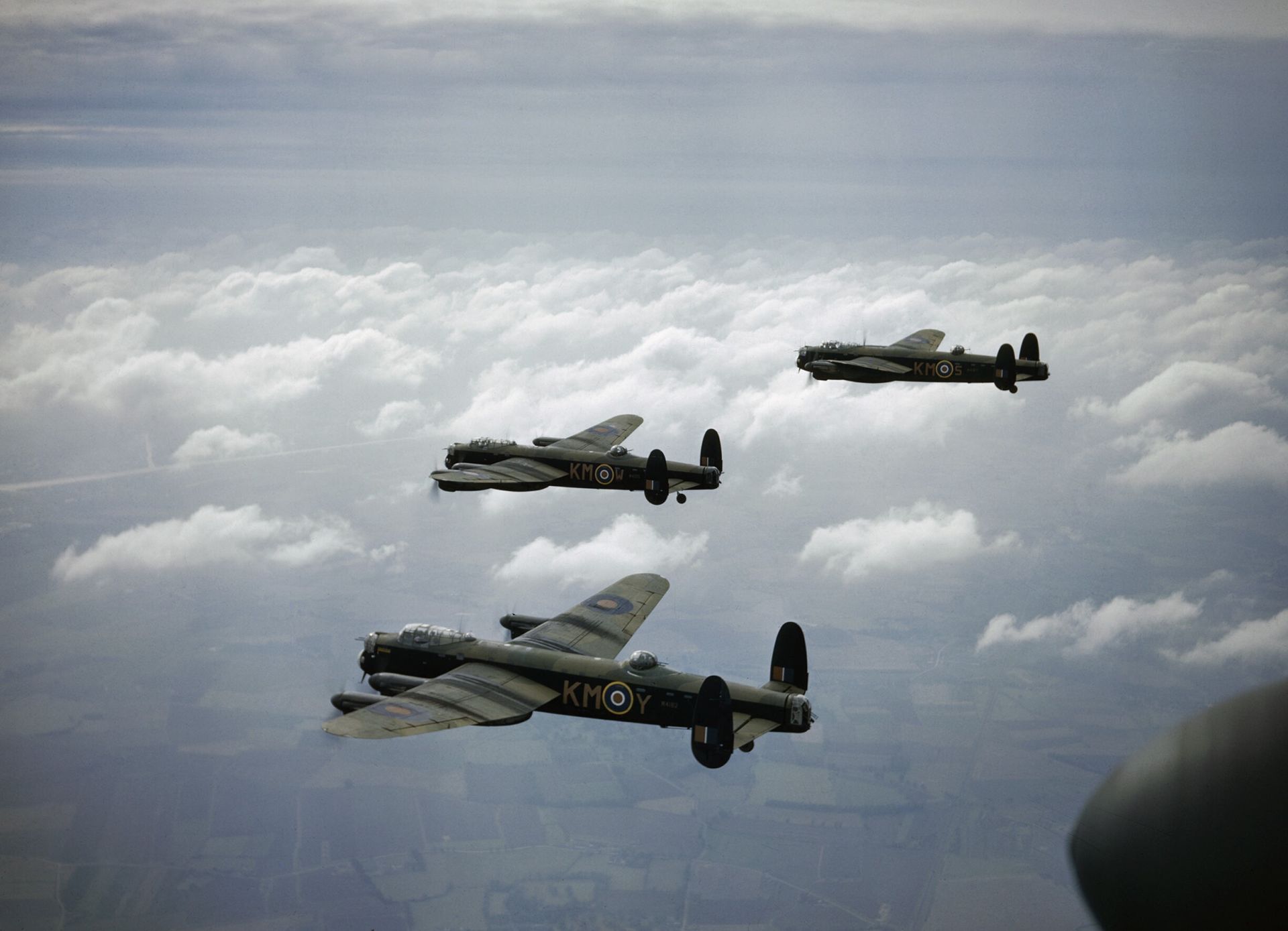 Formación de bombarderos británicos tipo Avro Lancaster.