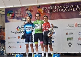 Lidia Castro, Irati Aranguren y Ayala Serrano, en el podio de la Vuelta a Pamplona, este lunes.