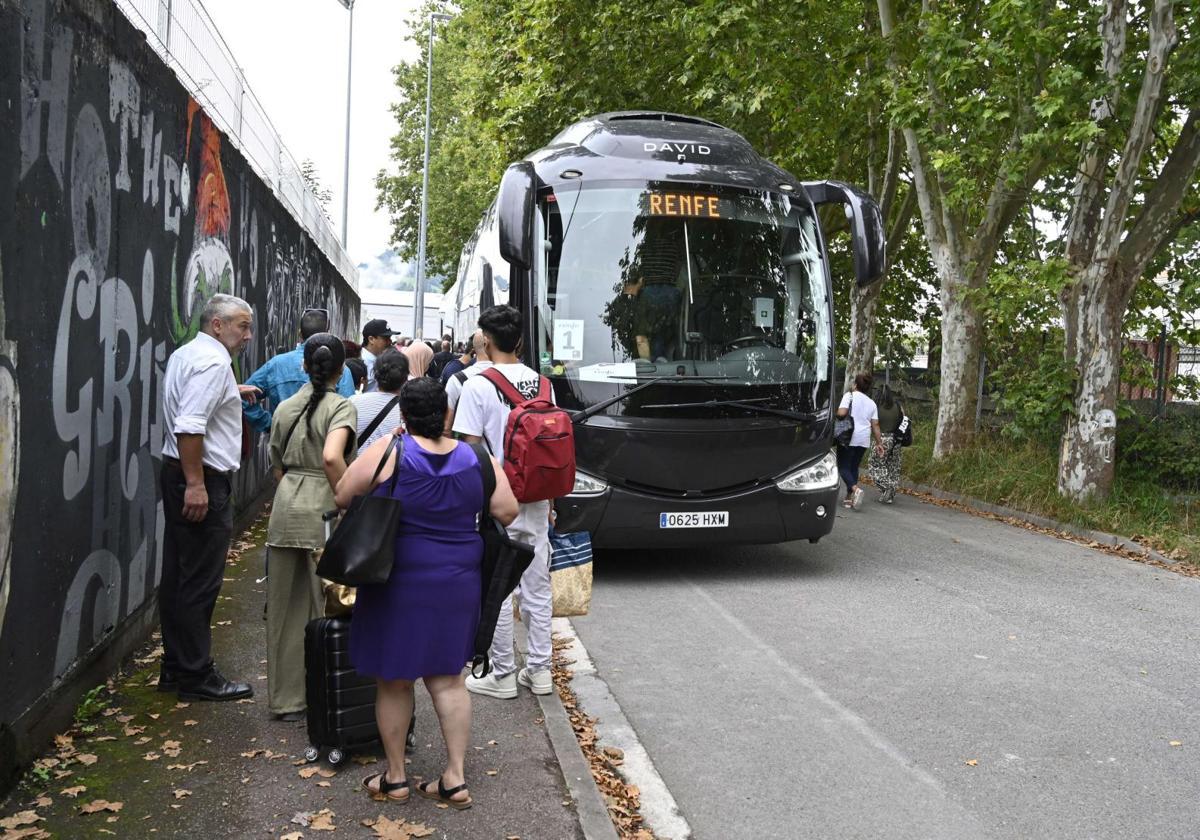 Usuarios de tren esperan para subir a un autobús de Renfe en un corte ferroviario anterior.