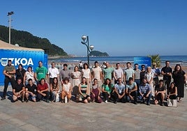 GazteNek programan parte hartzen duten gazteak eta foru aldundiko ordezkariak.