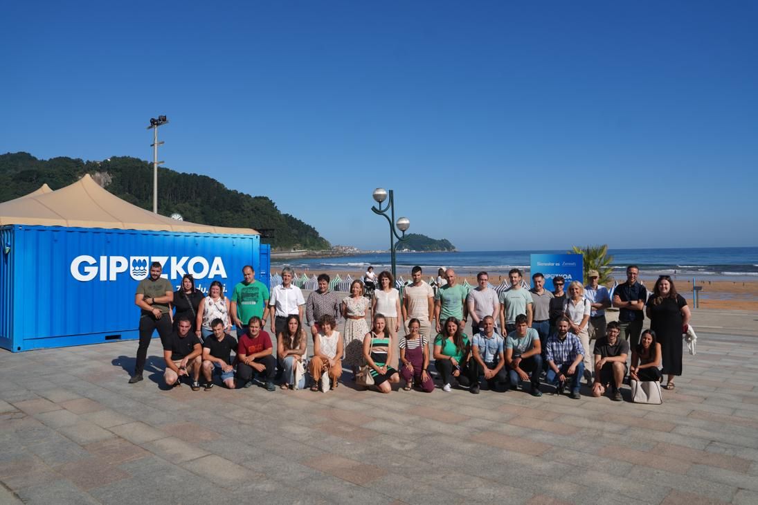 GazteNek programan parte hartzen duten gazteak eta foru aldundiko ordezkariak.