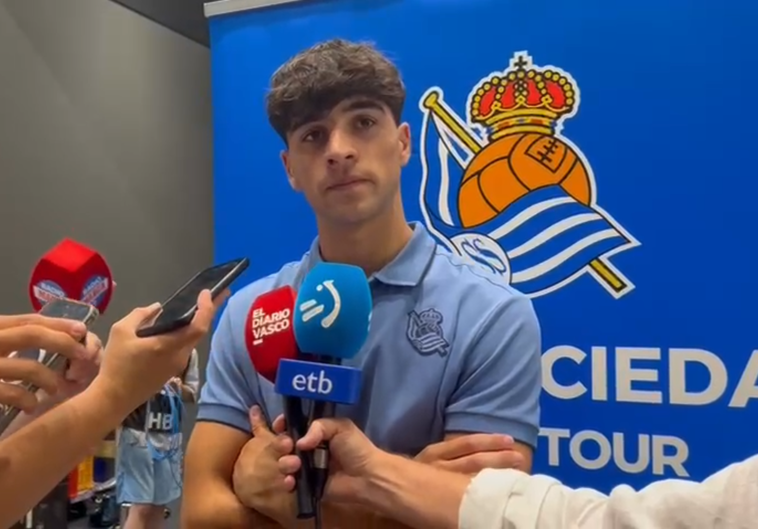 Jon Martin habla para los medios tras la derrota de la Real en Japón.