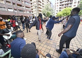 Jóvenes malienses junto a vecinos de Amara Berri durante el concierto que ofrecieron el sábado.