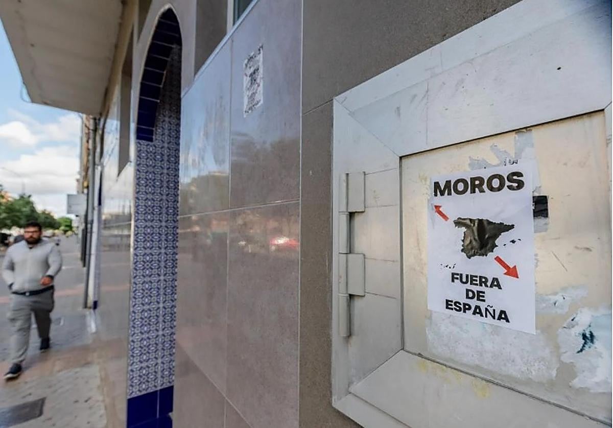 Cartel ofensivo en la mezquita Alqdos de Vitoria